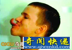 [圖文]美長(zhǎng)舌男舌頭長(zhǎng)達(dá)9厘米 能用舌頭舔眼睛發(fā)短信已拍攝電影