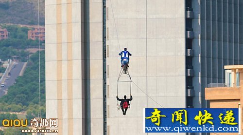 [圖文]摩洛哥男子挑戰(zhàn)高空騎車走鋼索欲創(chuàng)紀(jì)錄 險象環(huán)生