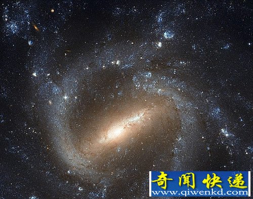 哈勃捕捉到棒狀螺旋星系 就像我們的銀河系