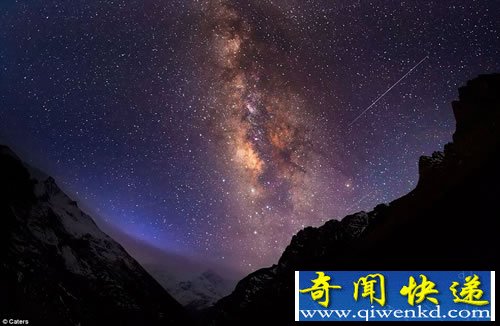 喜馬拉雅夜空的美麗銀河