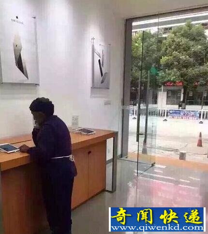 奶奶背筐給孫子買iPhone 看的熱淚盈眶