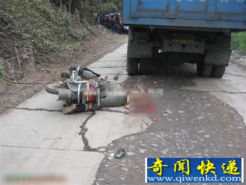 摩托男子卷進(jìn)貨車底被爆頭噴漿致死（車禍圖）