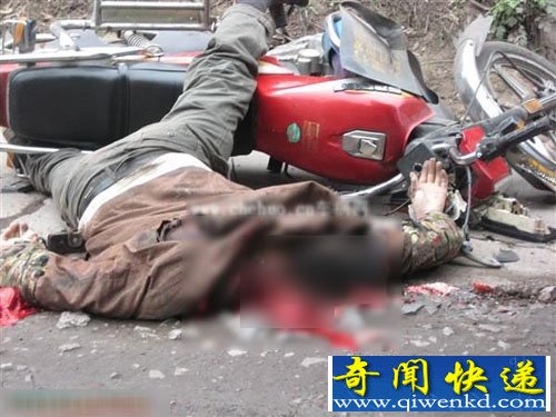 摩托男子卷進(jìn)貨車底被爆頭噴漿致死（車禍圖）