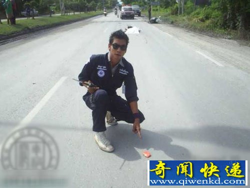 國外血的教訓(xùn):摩托男子車禍中爆頭現(xiàn)場(組圖)