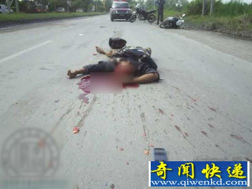 國外血的教訓(xùn):摩托男子車禍中爆頭現(xiàn)場(組圖)