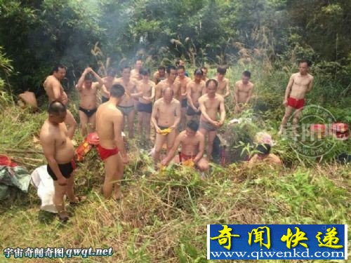 廣西壯男集體裸上身穿短褲掃墓 太另類