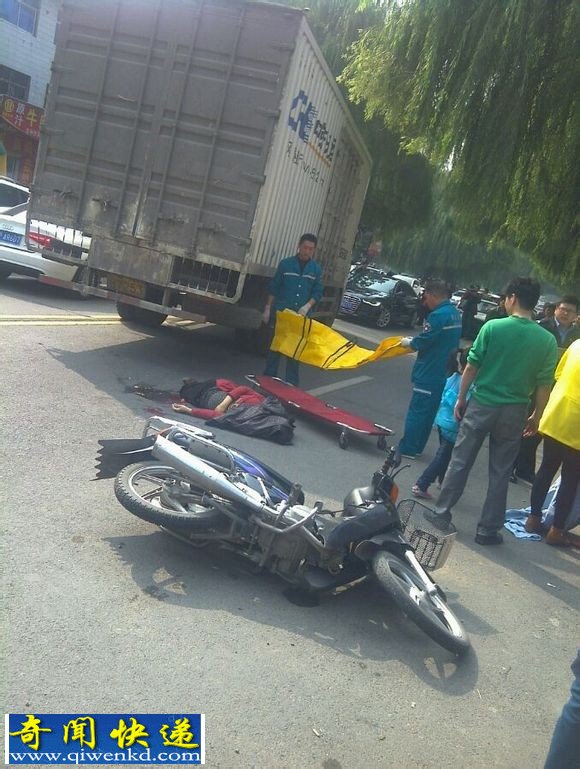 大貨車撞飛摩托車致一人死亡 恐怖現(xiàn)場圖片