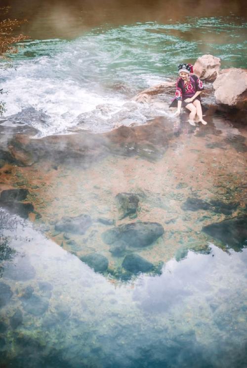 抱著邊走邊撞水流了一地的水