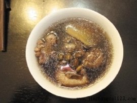 補(bǔ)腎黑豆豬尾湯